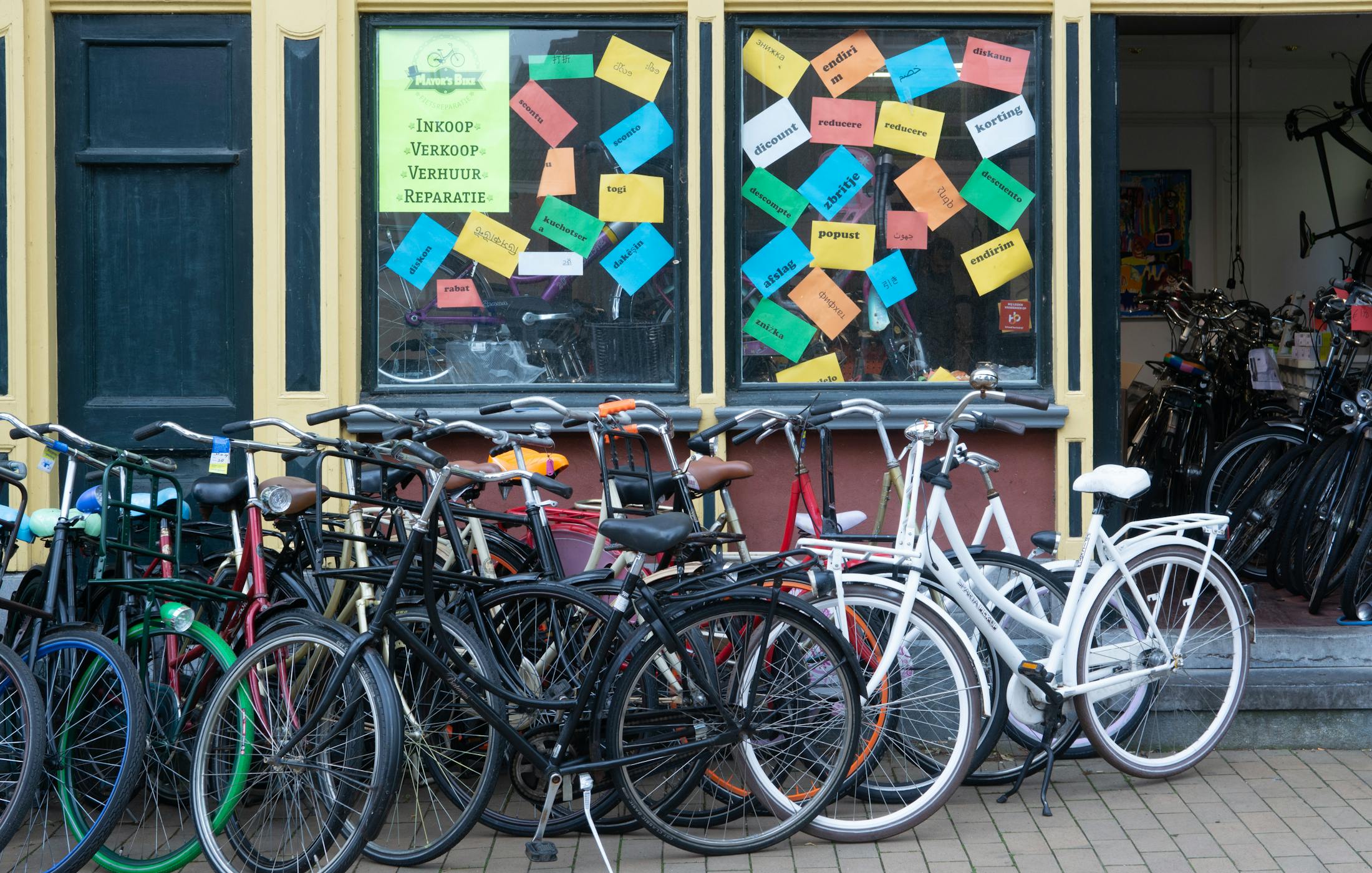 Tienda de alquiler de bicicletas con material preparado para reservas directas
