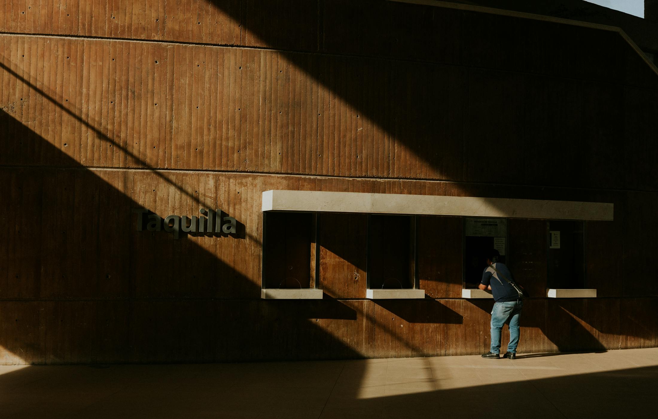 Visitante en una taquilla de museo