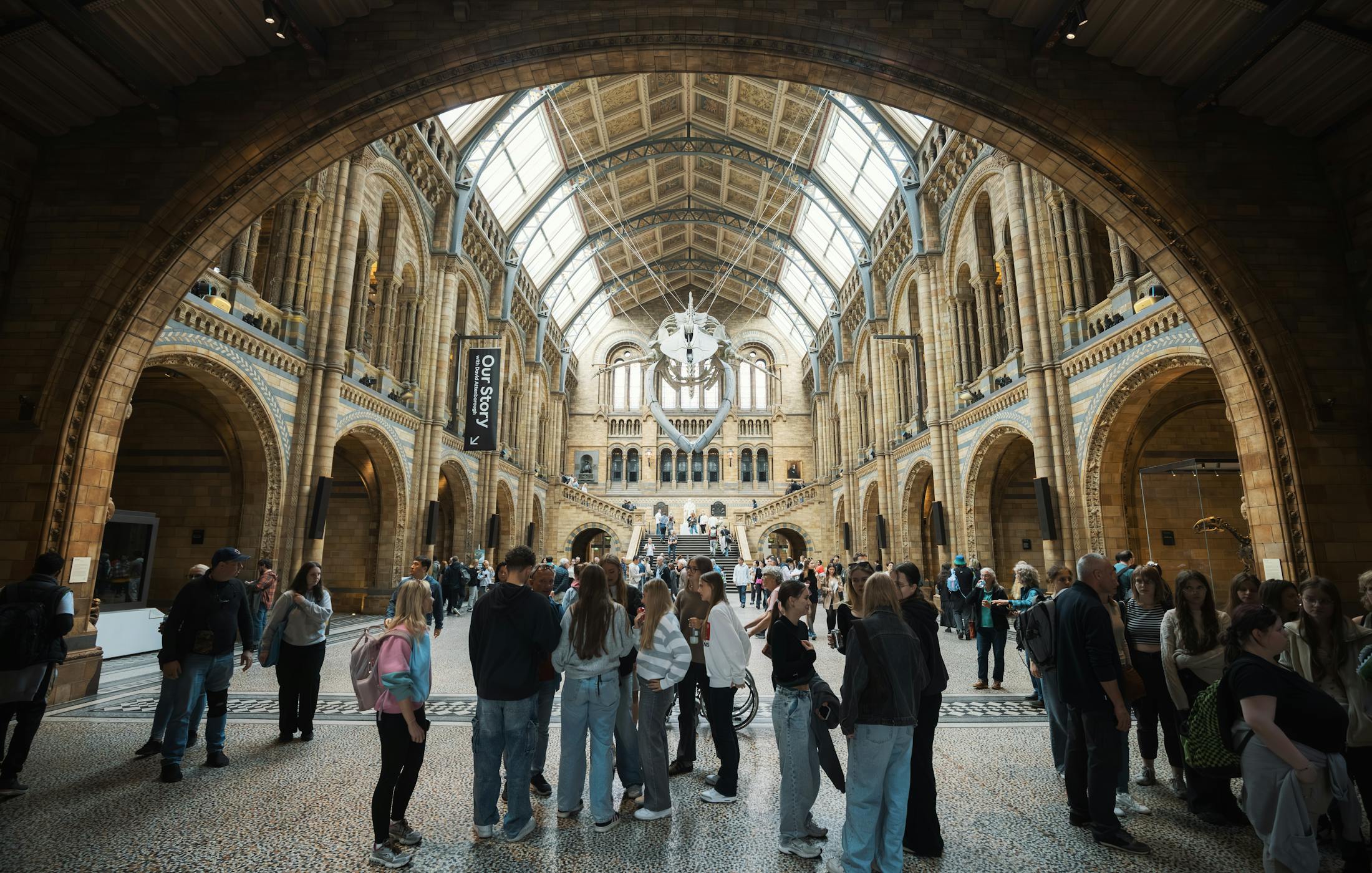 Grupo de visitantes dentro de un museo
