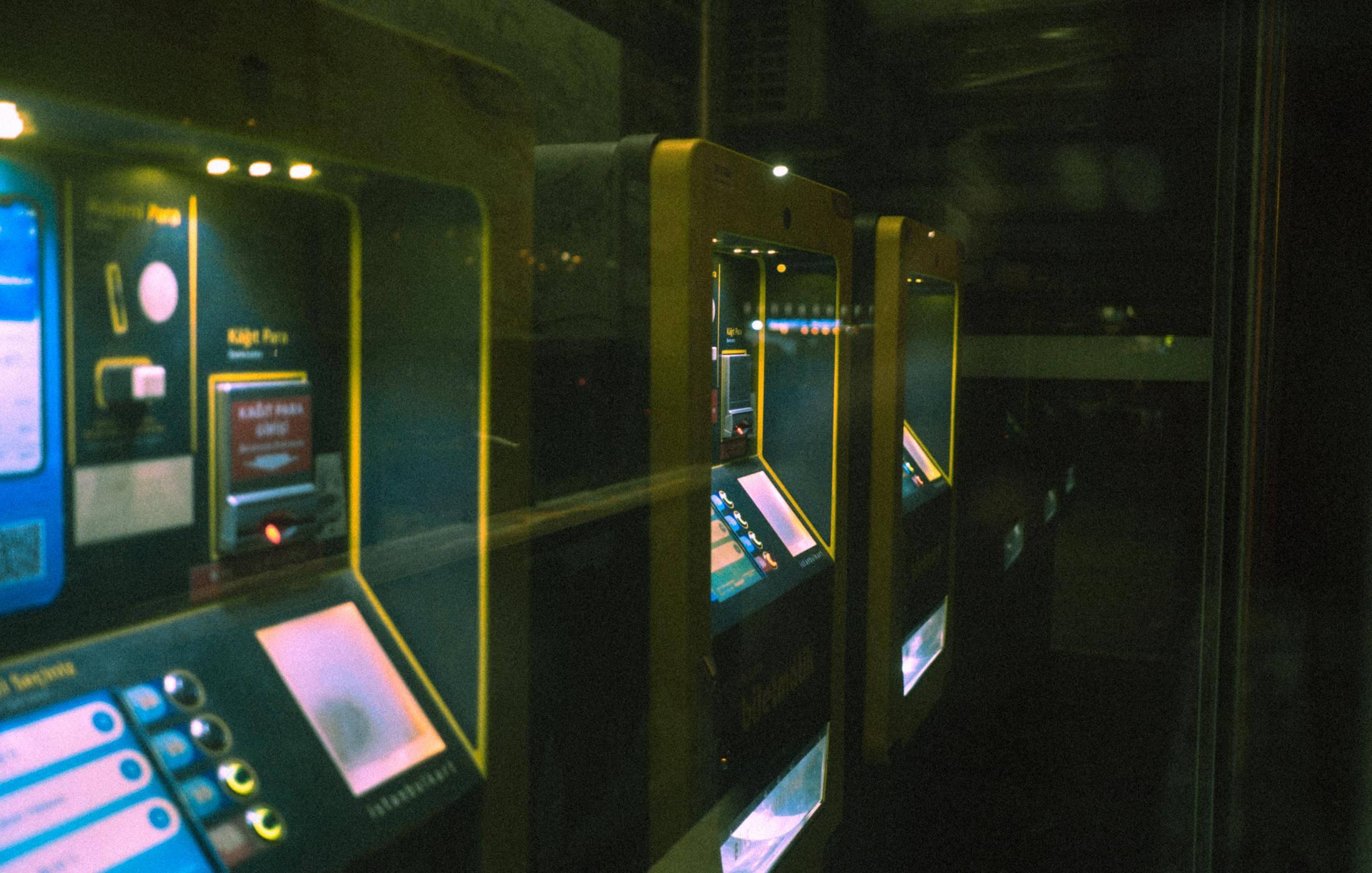 Máquinas de ticketing iluminadas en un recinto