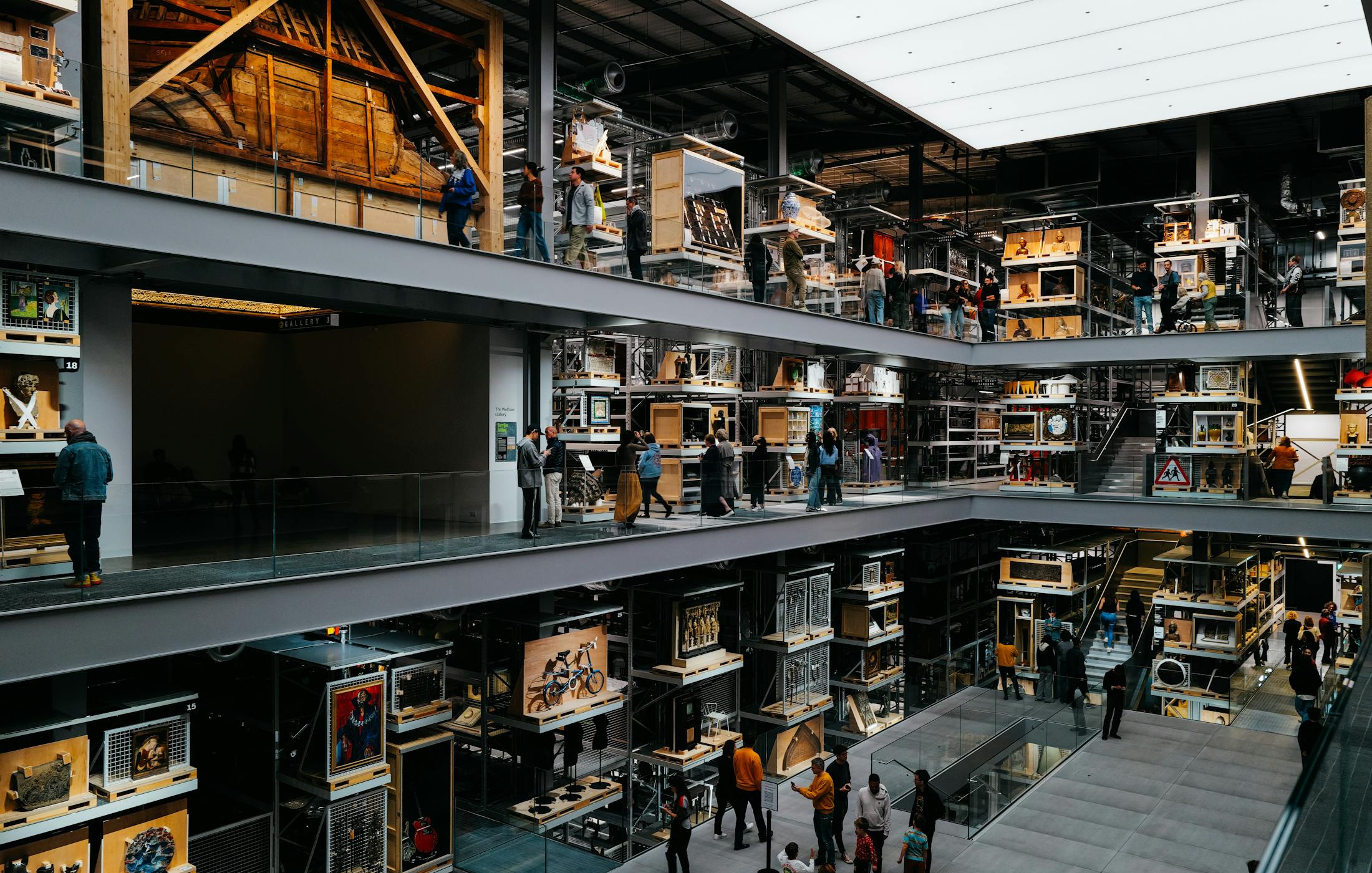 Interior de museo moderno con visitantes